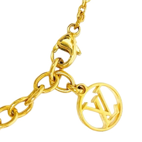Louis Vuitton Essential V Pendant Necklace - Picture 5 of 12